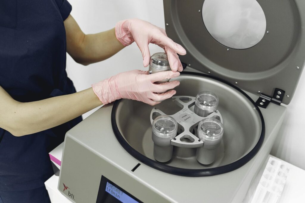 Technik serwisuje wirówkę laboratoryjną podczas naprawy