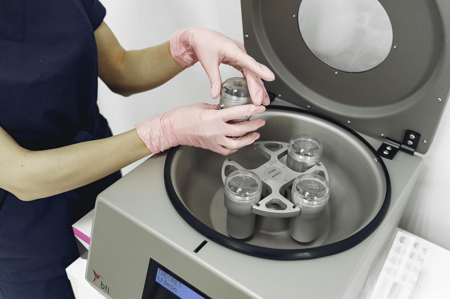 Technik serwisuje wirówkę laboratoryjną podczas naprawy